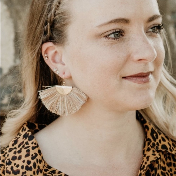 Hello Fall Tassel Fan Earrings - Picture 1 of 3